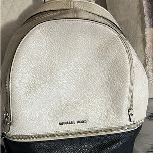 Very good shape lots of pockets on inside also